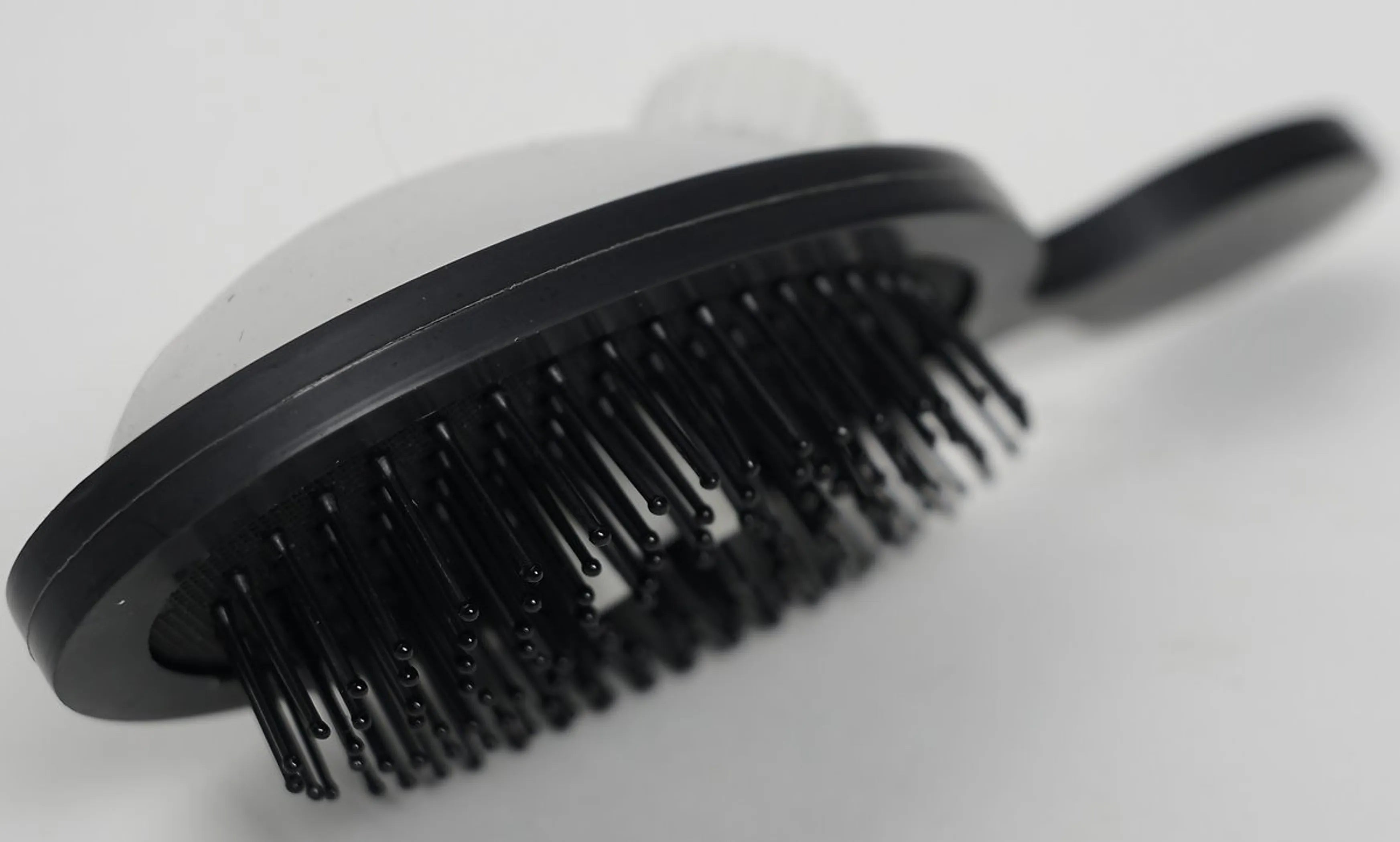 The Benjamin Brush Detangle Bristles - Color: Black